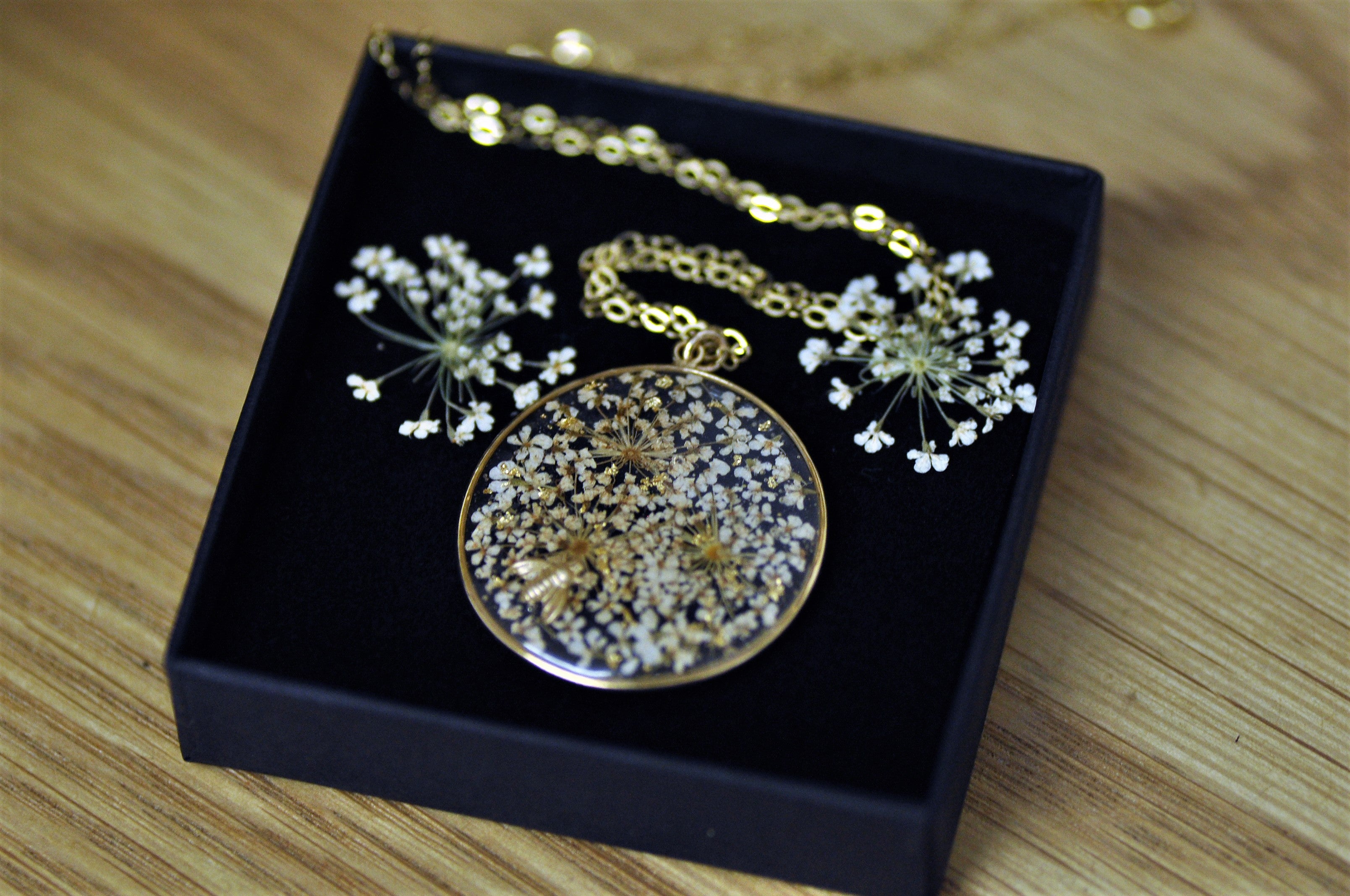Queen Ann's lace bee necklace - Gold fill