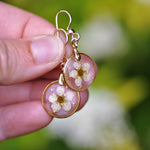 Gold filled oorbellen met echte bloemen.